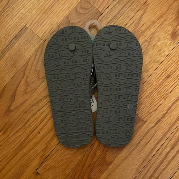 Children Place Dino print flip flops, size 5/6. Color gray, 100% plastic. - Picture 15 of 16